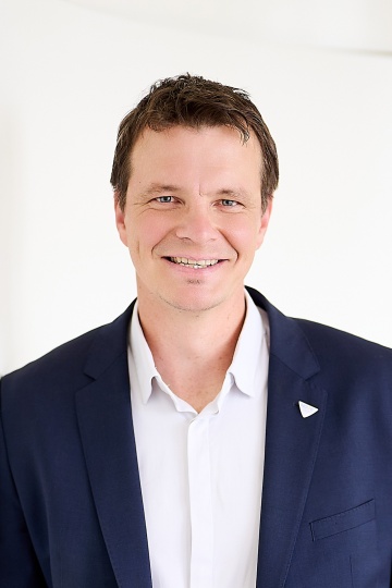 Portrait: Christian Freibauer in Business Kleidung