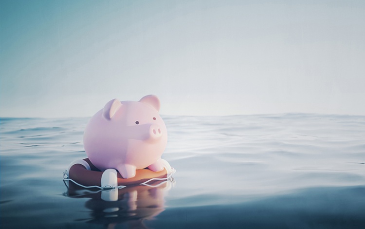 Sparschwein auf Rettungsring schwimmt auf offenem Wasser.