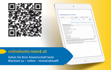 Auf einem weißen Tablett wird die Kontoinformation der Niederösterreichsichen Vorsorgekasse aus dem Onlinekonto heraus gezeigt. Links daneben steht der QR-Code der direkt zur Loginseite führt sowie unterhalb ein blauer pfeil mit dem Webpfad der auf das Tablet zeigt.