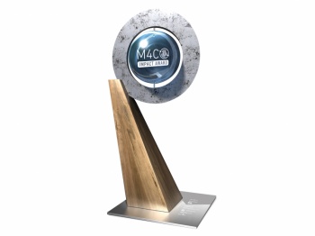 Bild des M4C - Money 4 Change Awards. Eine Scheibe mit einer Kugel auf einem Metalldreieck